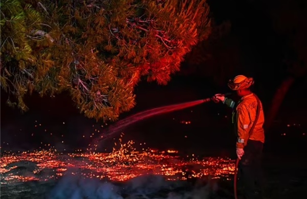 Hoả hoạn từ đám cháy cỏ thiêu rụi khu vực rộng lớn tại California, Mỹ