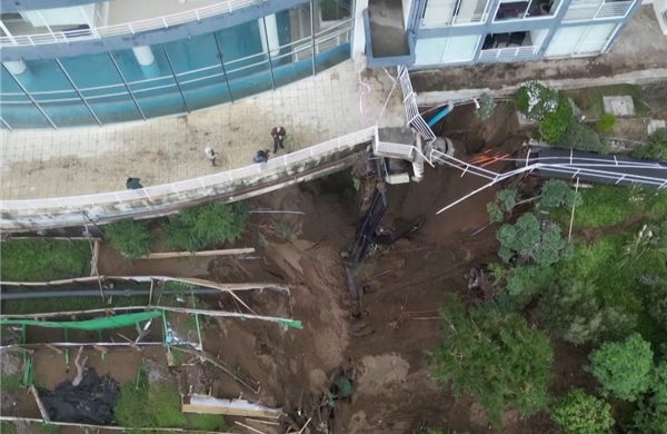 Video tòa nhà tại Chile trực chờ đổ sụp do mưa lớn, lở đất