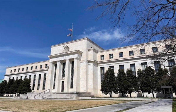 Fed phát tín hiệu không giảm lãi suất sớm và nhanh