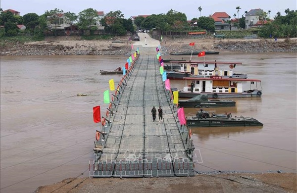 Cầu phao Phong Châu nối đôi bờ Tam Nông - Lâm Thao