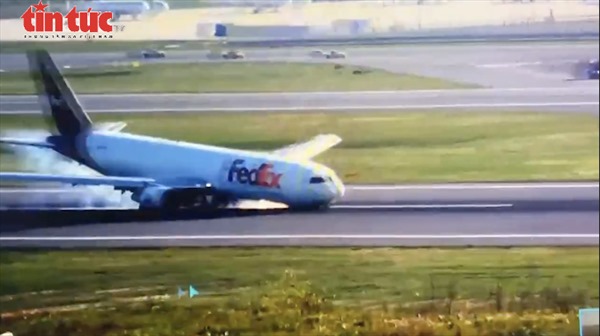 Máy bay Boeing 767 gặp sự cố ở Thổ Nhĩ Kỳ, thân trước trượt dài trên đường băng