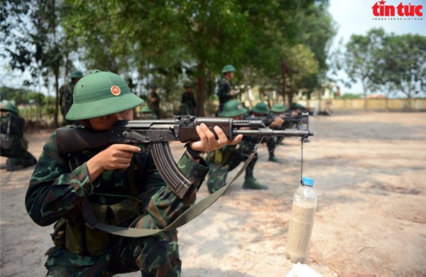 Tân binh khổ luyện trên thao trường &#39;nắng như đổ lửa&#39;