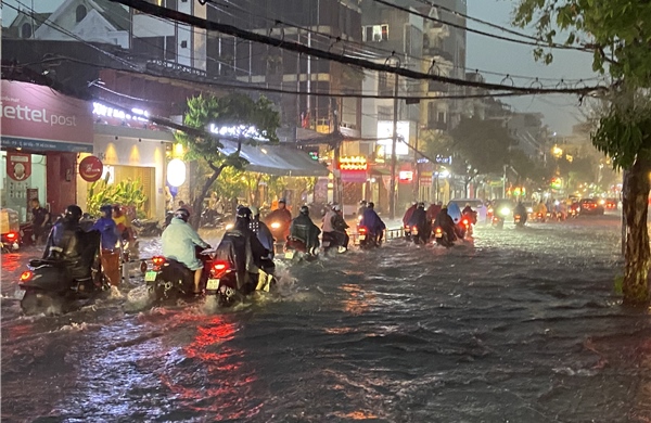 TP Hồ Chí Minh: Mưa lớn, nhiều tuyến đường biến thành sông