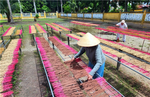 Nghề làm nhang ở Tây Ninh được công nhận là &#39;di sản văn hoá phi vật thể quốc gia&#39;