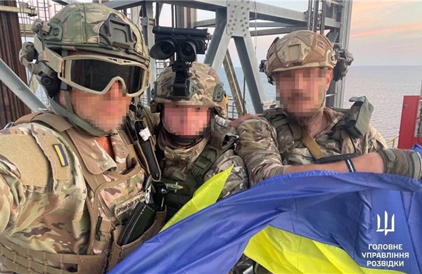 Ukraine tuyên bố cắm cờ ở một vị trí chiến lược quan trọng ở Biển Đen sau khi quân Nga rút lui