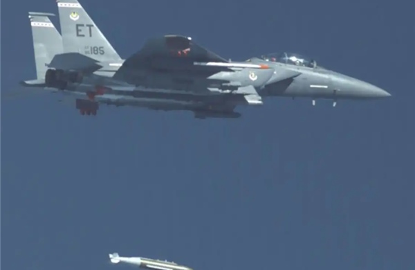 Mỹ rải thảm bom xuyên phá 5.000 pound xuống trận địa tên lửa Iran sát eo biển Hormuz