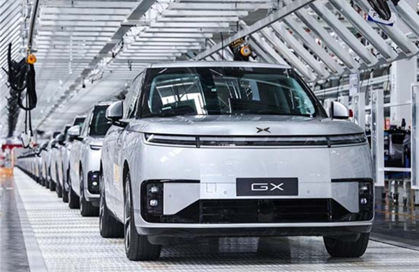 Hãng xe Trung Quốc sản xuất hàng loạt robotaxi, mở mặt trận mới với Tesla 