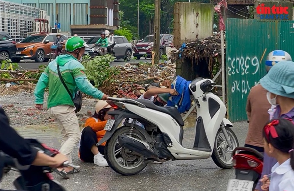Rào chắn tuyến đường nối Đỗ Đức Dục - Mễ Trì, người dân chật vật tìm lối đi