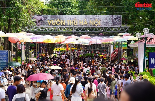 Vườn thú Hà Nội thu hút đông đảo du khách dịp nghỉ lễ 2/9