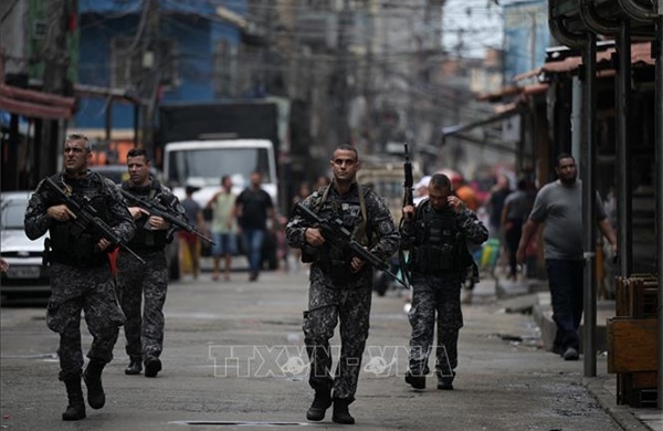Đấu súng giữa cảnh sát và tội phạm tại khu ổ chuột Rio de Janeiro, trên 200 du khách bị mắc kẹt
