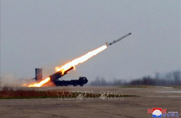 Nhà lãnh đạo Triều Tiên thị sát cuộc thử nghiệm hệ thống tên lửa phóng loạt mới