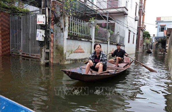 Nước vẫn ngập sâu, đời sống người dân nhiều nơi ở Mỹ Đức (Hà Nội) gặp khó khăn