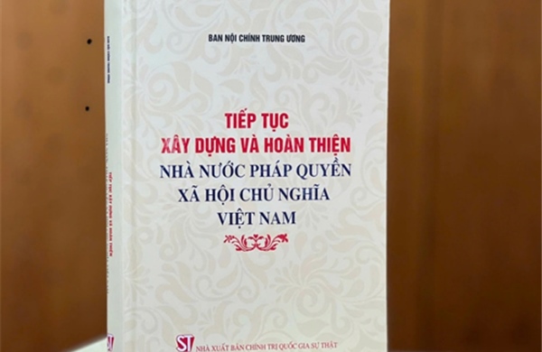 Ra mắt cuốn sách &#39;Tiếp tục xây dựng và hoàn thiện Nhà nước pháp quyền xã hội chủ nghĩa Việt Nam&#39;