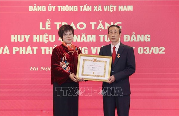 Đảng ủy TTXVN tổ chức Lễ trao tặng Huy hiệu 40 năm tuổi Đảng và phát Thẻ đảng viên