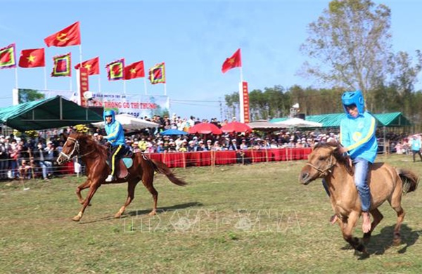 Kỳ thú hội đua ngựa với kỵ sỹ là nông dân