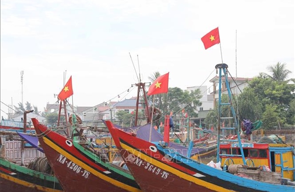 Cờ Tổ quốc tung bay trên sóng biển