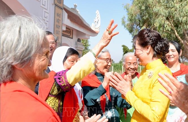 Phu nhân Chủ tịch Quốc hội thăm, tặng quà tại Làng Việt Nam ở Maroc