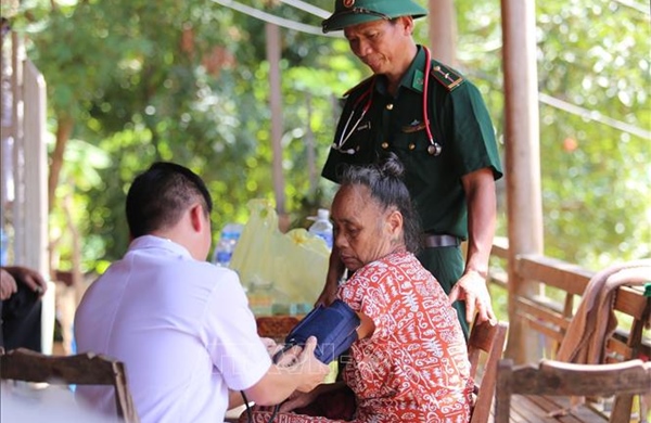 Nỗ lực chăm sóc sức khỏe cho đồng bào vùng lũ ở Nghệ An