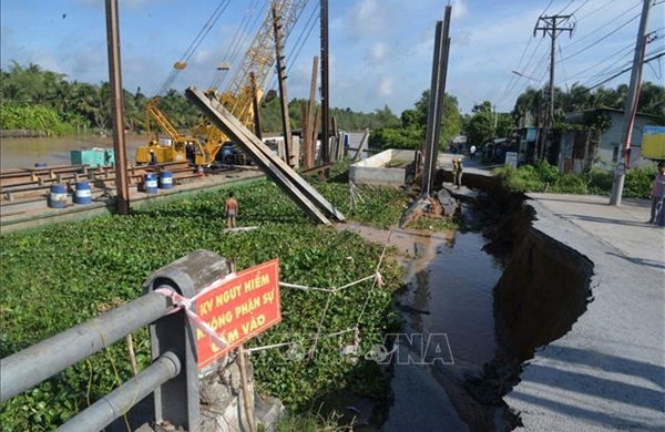 Đồng Tháp khẩn trương khắc phục sạt lở trên huyện lộ 34
