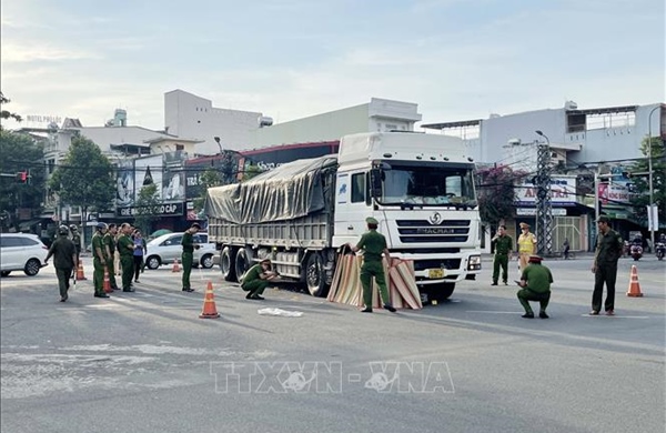 Xe máy va chạm xe tải làm hai phụ nữ thương vong