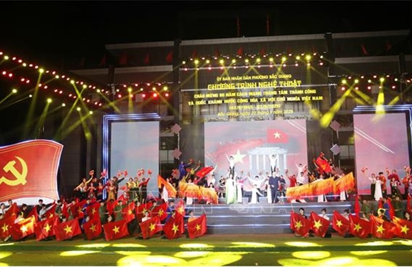 80 năm Quốc khánh: Sôi nổi chương trình nghệ thuật, pháo hoa thu hút đông đảo người dân