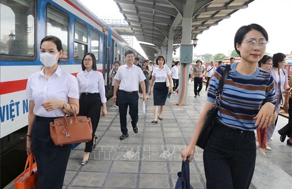 Ngày đầu Hải Phòng thí điểm đưa đón cán bộ, công chức đi làm bằng tàu hỏa