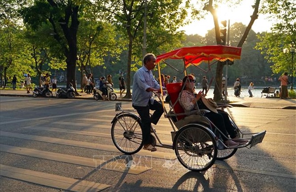 Dự báo thời tiết đêm 16, ngày 17/10: Hà Nội đêm và sáng sớm có lúc có mưa rào, ngày nắng