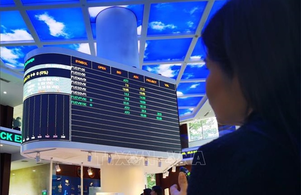 Phiên sáng 3/11, VN-Index bật tăng trở lại nhờ nhóm cổ phiếu trụ