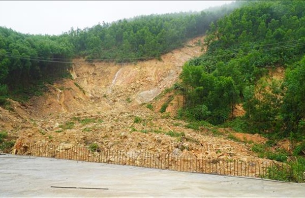 Một số tuyến đường ở Huế còn khó khăn trong lưu thông sau lũ lớn