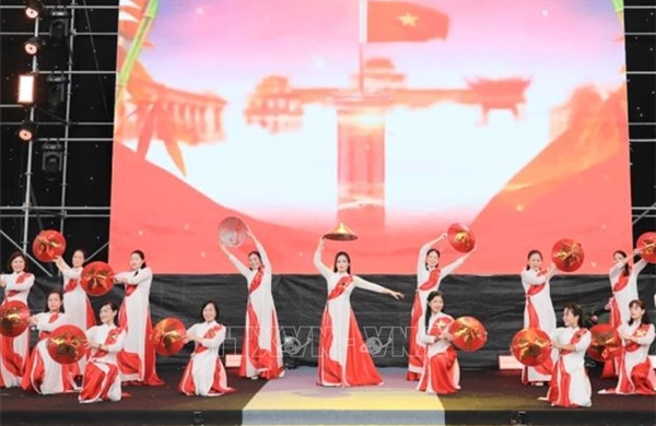 Phụ nữ Thủ đô đồng diễn áo dài khẳng định bản sắc văn hóa trong thời kỳ hội nhập