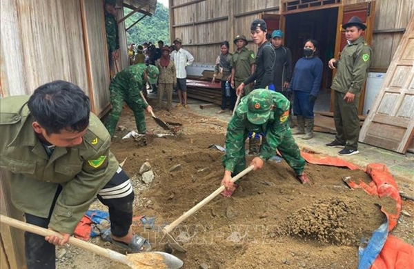 Di chuyển nguyên vẹn 4 ngôi nhà vùng nguy cơ sạt lở núi đến nơi an toàn