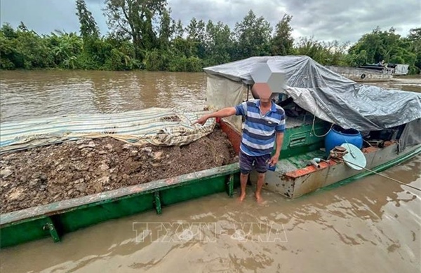 Hai người bị phạt 50 triệu đồng vì khai thác đất trái phép