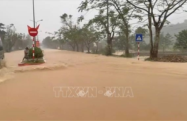 Mưa lớn, Huế di dời 20 hộ ở xã A Lưới 2 đến nơi an toàn 