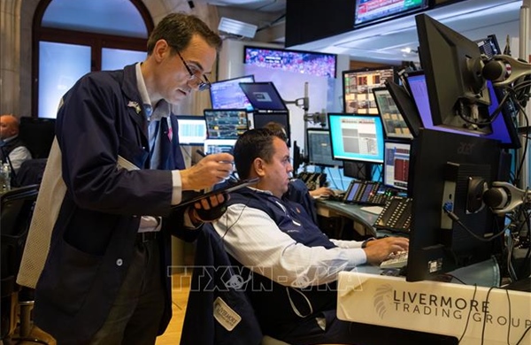 Chứng khoán Mỹ và châu Âu quay đầu giảm do áp lực chốt lời