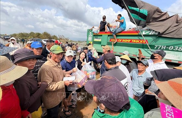 Chung tay hỗ trợ người dân ổn định cuộc sống sau lũ