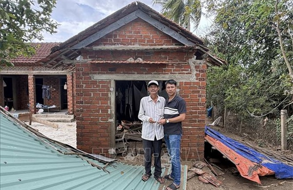 Người dân vùng lũ Đắk Lắk chung tay vượt lên nghịch cảnh