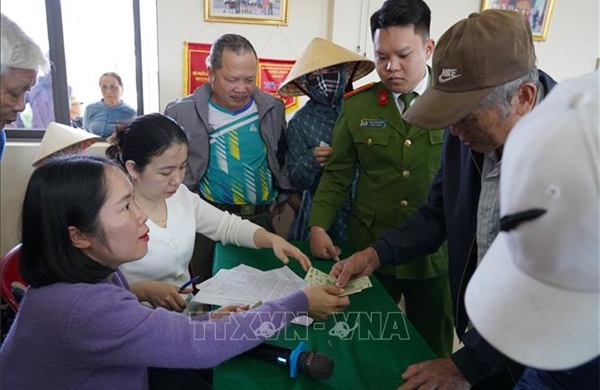 Gấp rút trao quà cho người có công với cách mạng và người yếu thế