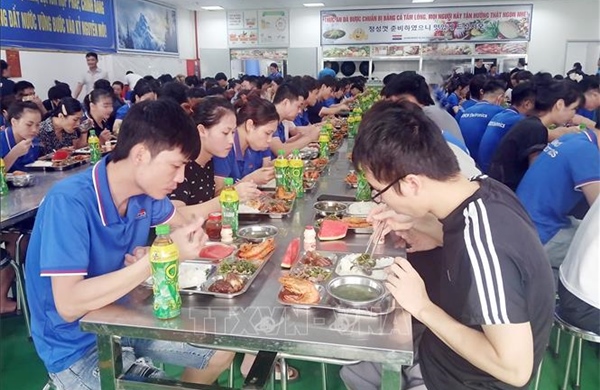 Bảo đảm việc làm và chế độ phúc lợi cho người lao động