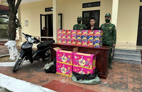Bắt giữ đối tượng vận chuyển trái phép pháo hoa nổ