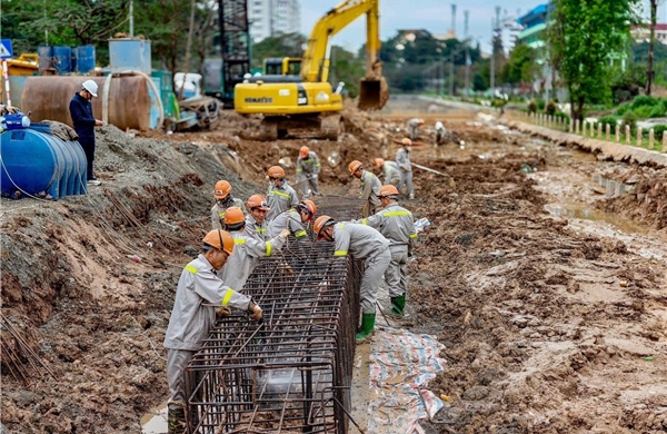 Rộn ràng khí thế lao động trên các công trường những ngày đầu Xuân