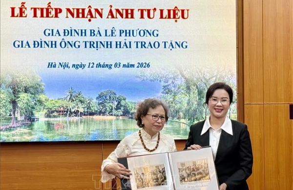 Tiếp nhận nhiều bức ảnh tư liệu quý về Chủ tịch Hồ Chí Minh