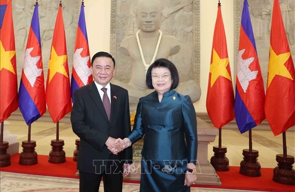 Thường trực Ban Bí thư hội kiến Chủ tịch Quốc hội Campuchia