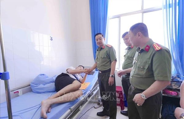 Động viên chiến sĩ cứu hỏa bị thương khi làm nhiệm vụ