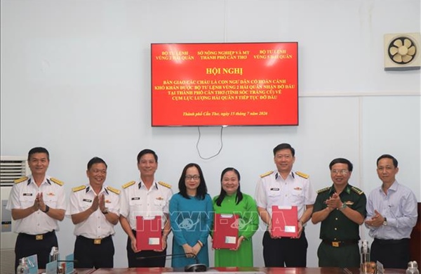 'Hải quân nhận đỡ đầu con ngư dân' - Tiếp sức học sinh vùng khó