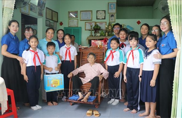 Địa chỉ đỏ gắn kết Mẹ Việt Nam Anh hùng với thế hệ trẻ