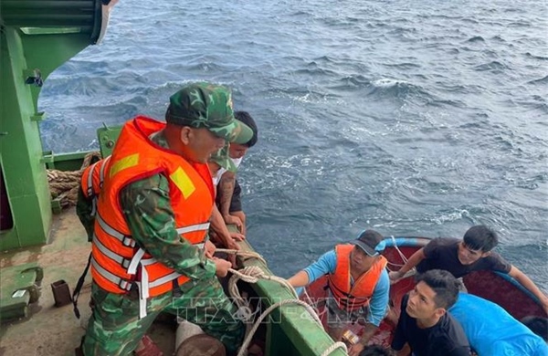 Ứng cứu kịp thời 12 ngư dân trên tàu cá bị phá nước