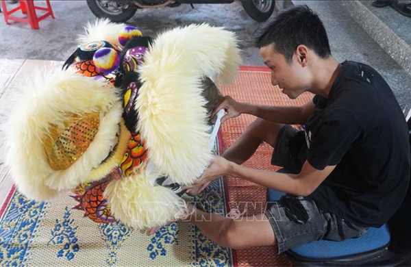 Gìn giữ giá trị văn hóa dân gian từ nghề làm đầu lân mùa Trung thu ở Cố đô