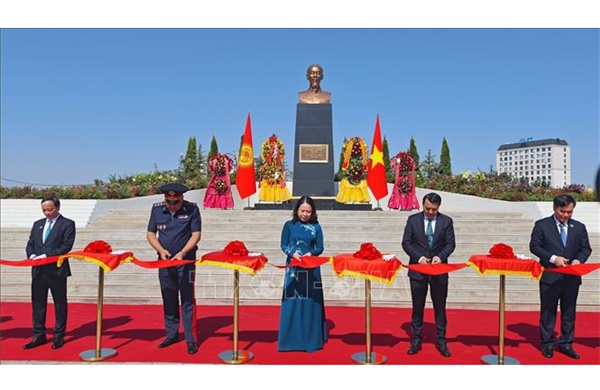 Phó Chủ tịch nước Võ Thị Ánh Xuân dự khánh thành Tượng đài Hồ Chí Minh tại Bishkek