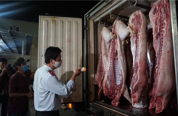 TP Hồ Chí Minh: Chợ tự phát tiềm ẩn nguy cơ mất an toàn thực phẩm nhưng khó kiểm soát