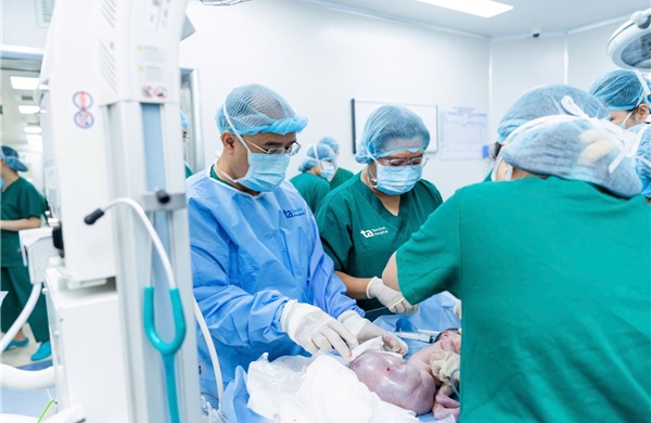 Cứu sống bé gái sơ sinh mang khối u quái khổng lồ gấp đôi cơ thể hiếm gặp